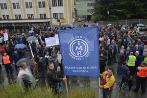 NOVI PROTEST U RAKOVICI: Radnici IMR traktorima blokirali tramvajske šine