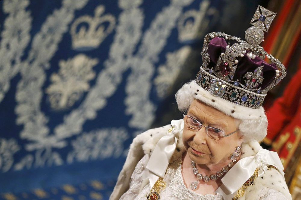 VIDEO SKANDAL U BRITANIJI: Objavljen snimak s mračnom tajnom iz prošlosti kraljice Elizabete