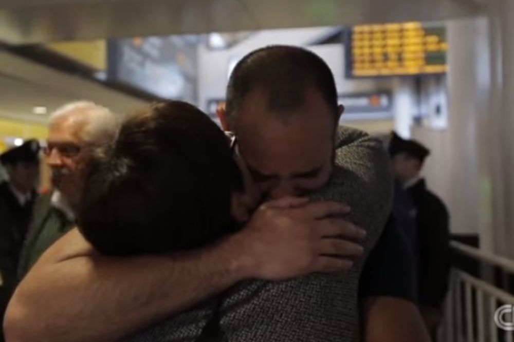 (VIDEO) MISLILA JE DA JE MRTAV: Majka zagrlila sina posle 40 godina!
