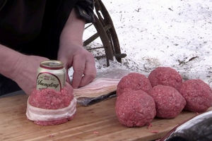 (VIDEO) Limenku piva obložite mlevenim mesom i stavite na roštilj: Ostaviće vas bez teksta!