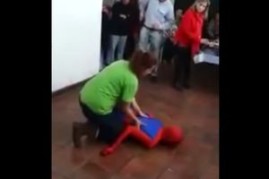(VIDEO) SPAJDERMEN PROTIV PLOČICA: Kako se razbio super heroj dok su se deca slatko smejala!