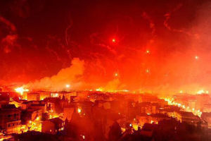 (VIDEO) ALI BUKVALNO: Navijači Galatasaraja zapalili Istanbul!