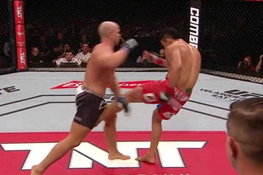 (VIDEO) MNOGO JE BOLELO: UFC borac povratio posle udarca u međunožje!