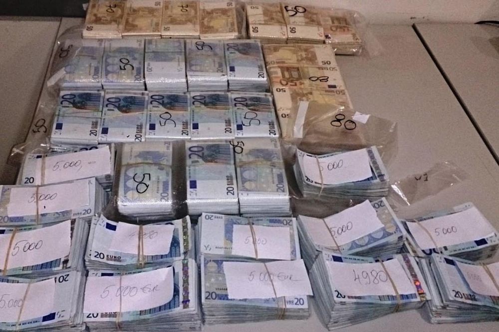 UHVAĆEN NA AERODROMU: Slovenac u Srbiju pokušao da prošvercuje 390.000 evra