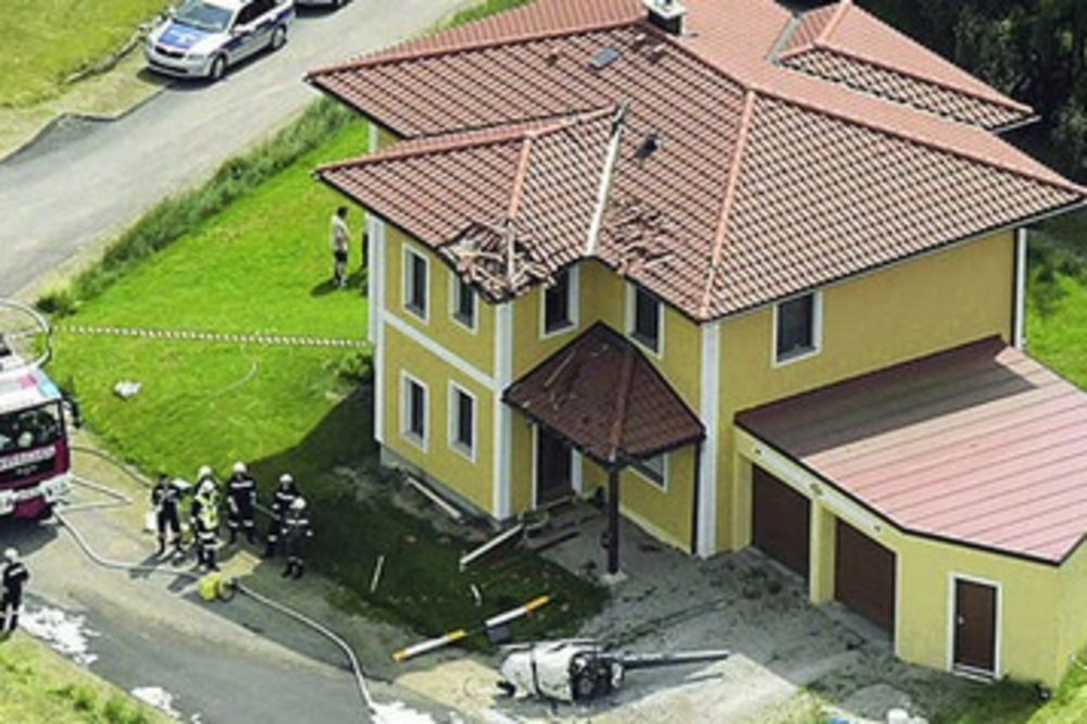 (FOTO) KAKAV ROĐENDAN: Helikopter im se srušio na kuću!
