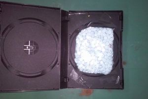 USPEH CARINIKA: Sumnjive tablete šverocvali u kutijama za CD sa video igricom