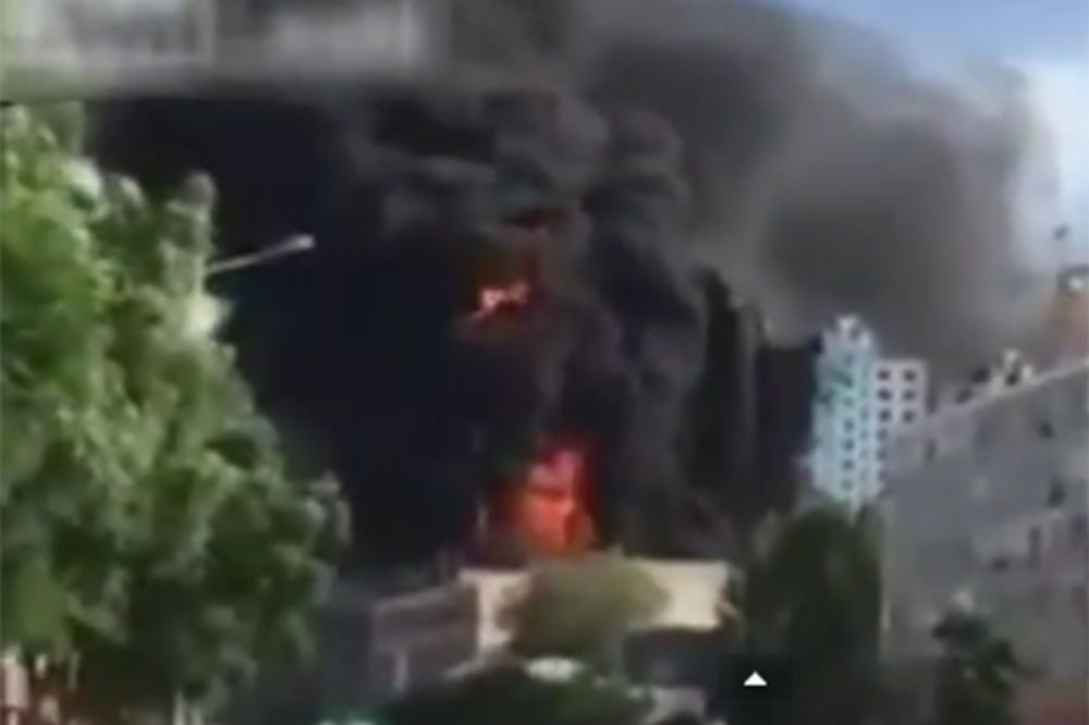 (VIDEO) UŽAS U KINI: Vatra progutala čitav neboder na oči zapanjenih prolaznika!
