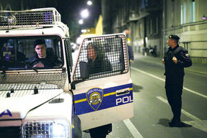 HRVAT PUCAO NA AERODROMU U PARIZU: Policajac preplašio putnike po izlasku iz aviona
