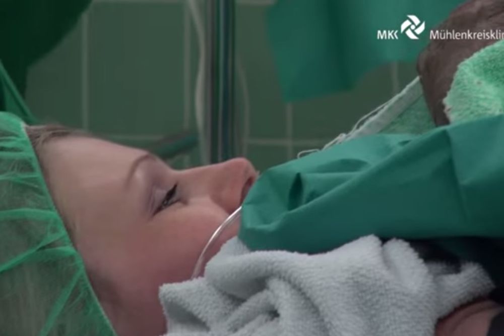 (VIDEO OSETLJIVOG SADRŽAJA) NOVI METOD CARKOG REZA: Majka sama izvlači bebu iz stomaka!