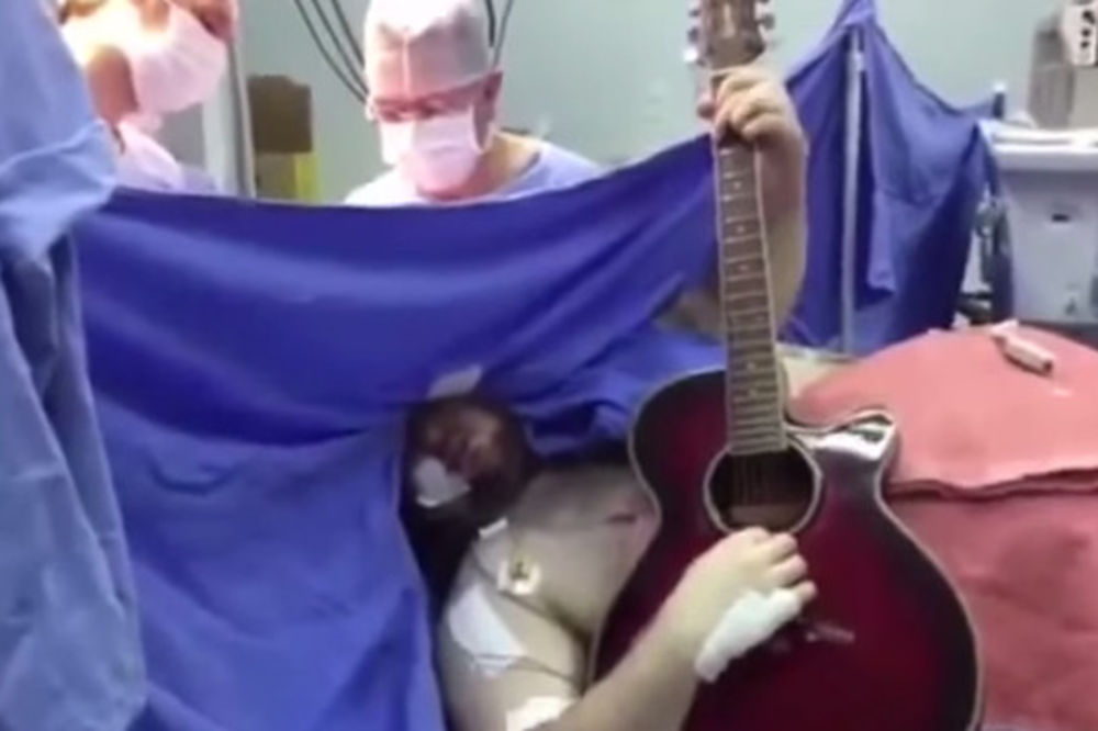 (VIDEO MA SAMO NEKA JE VESELO: Svirao gitaru dok su mu hirurzi odstranjivali tumor na mozgu