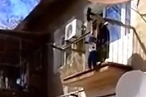(VIDEO) I OVO SEBE NAZIVA RODITELJEM: Lenja majka ocu dobacila dete sa balkona?!