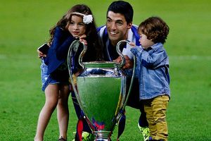 (FOTO) OVO ĆE VAS RAZNEŽITI: Pogledajte kako su fudbaleri Barselone grlili pehar sa svojom decom