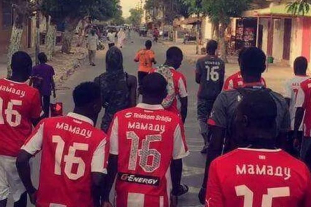 (FOTO) SENEGAL U CRVENO-BELOM: Evo zašto 50 Afrikanaca nosi Zvezdin dres