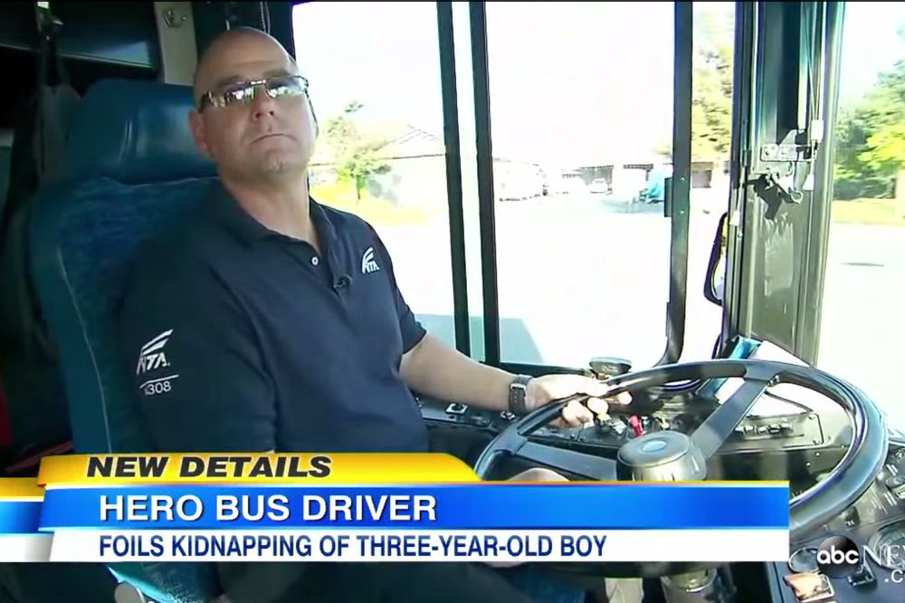 (VIDEO) KAKO SE POSTAJE HEROJ: Retki su vozači autobusa koji bi ovo uradili!
