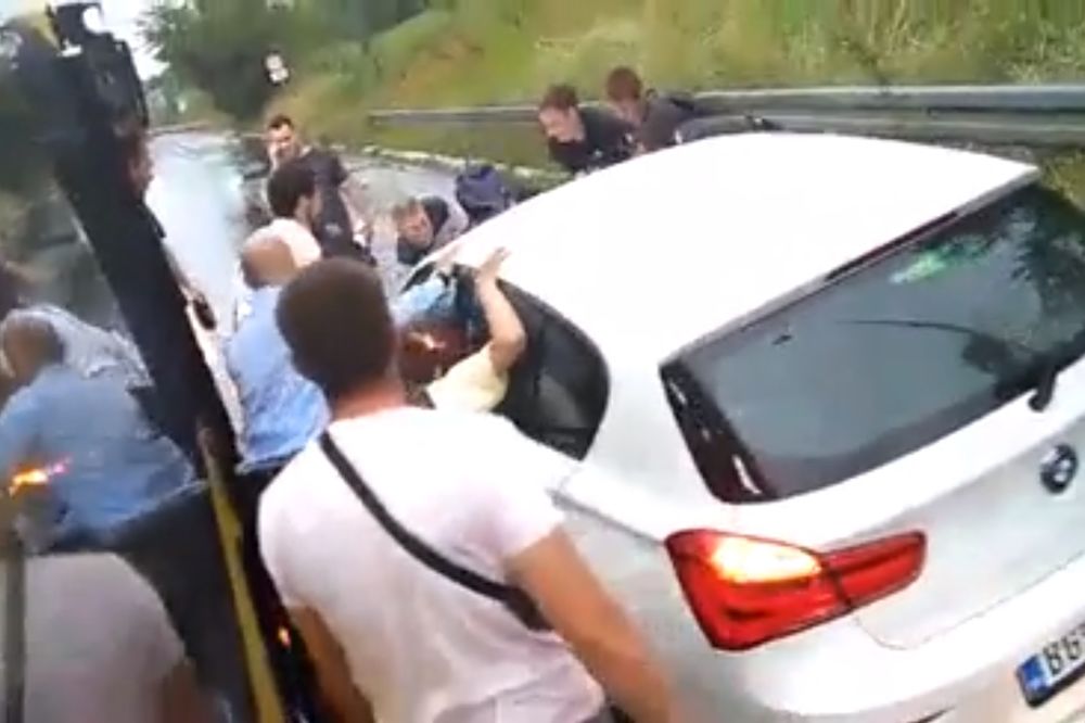 (VIDEO) MNOGO SMO JAKI: Beograđani golim rukama pomerili auto da prođe autobus 18!