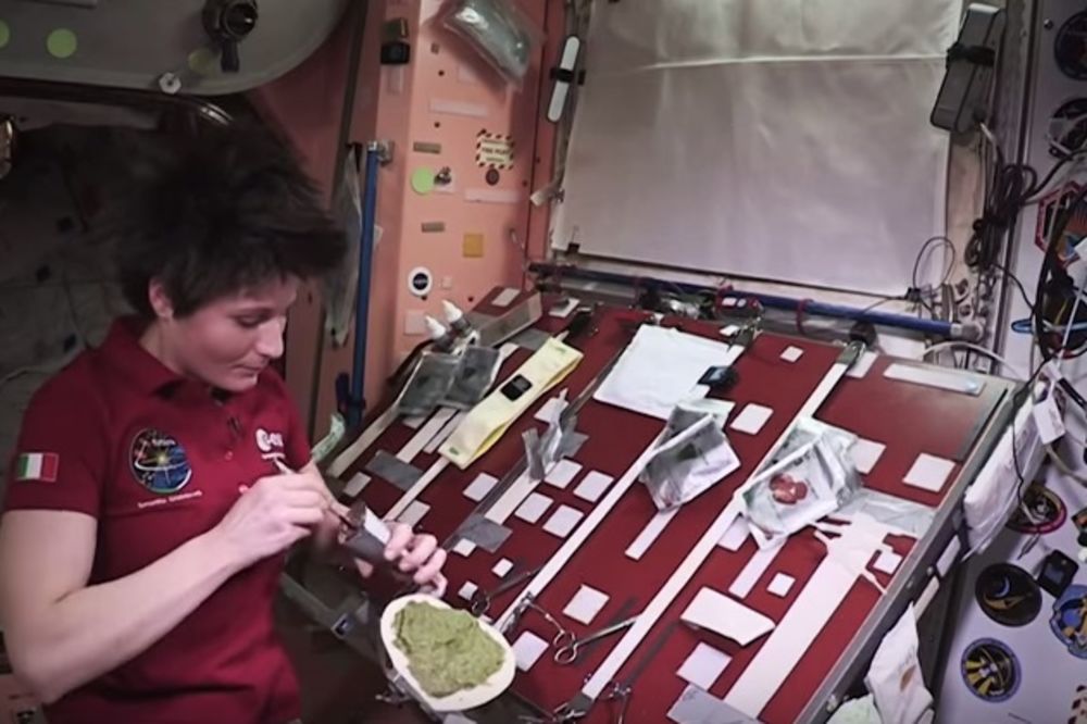 (VIDEO) NJENE TORTILJE SU SVEMIRSKI DOBRE: Pogledajte kakav ručak sprema italijanska kosmonautkinja