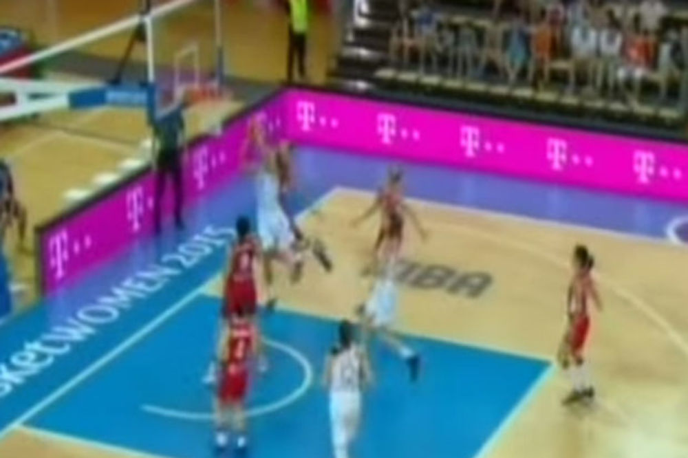 (VIDEO) TAKO BLOKIRA DANIJEL: Pogledajte kako je košarkašica Srbije digla navijače na noge