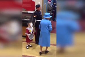 OVO NIJE MISTER BIN: Vojnik odalamio devojčicu da bi salutirao kraljici Elizabeti! (VDEO)