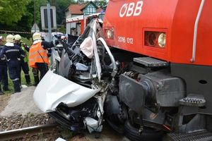 (FOTO) PROŠAO KROZ CRVENO: Vozač (55) minibusa poginuo u sudaru s vozom!