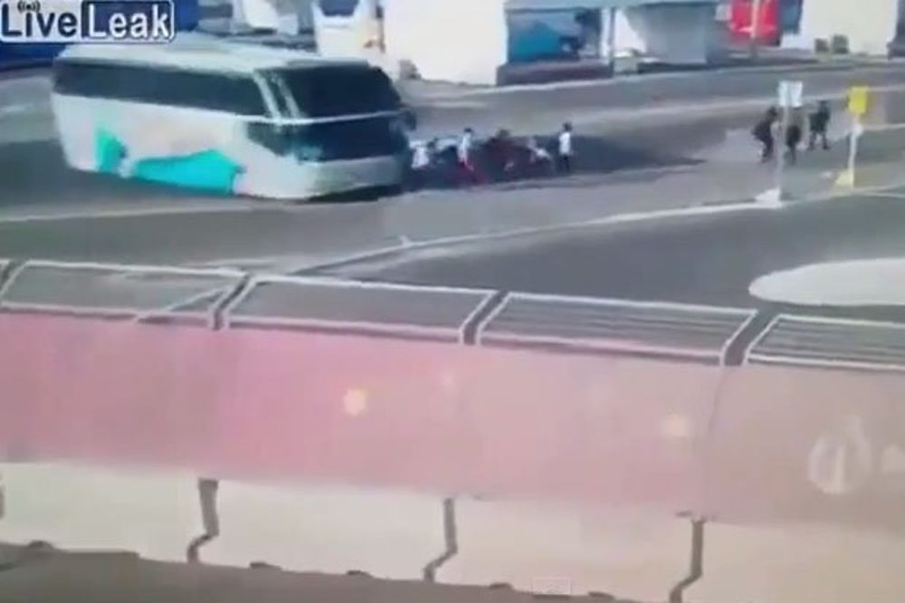 (UZNEMIRUJUĆI VIDEO) Plivačica koju je pregazio autobus ostaje paralizovana!?