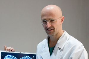 DOKTOR FRANKENŠTAJN: Hirurg traži pomoć da presadi ljudsku glavu!