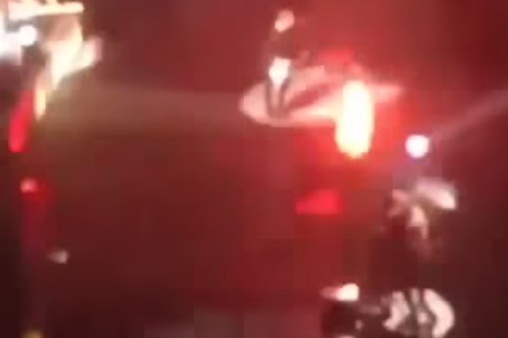 (VIDEO) HOROR NA BINI: Pevač se zapalio usred koncerta!