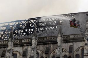 VATRA ZA VREME MISE: Gorela katedrala u Nantu, vernici evakuisani