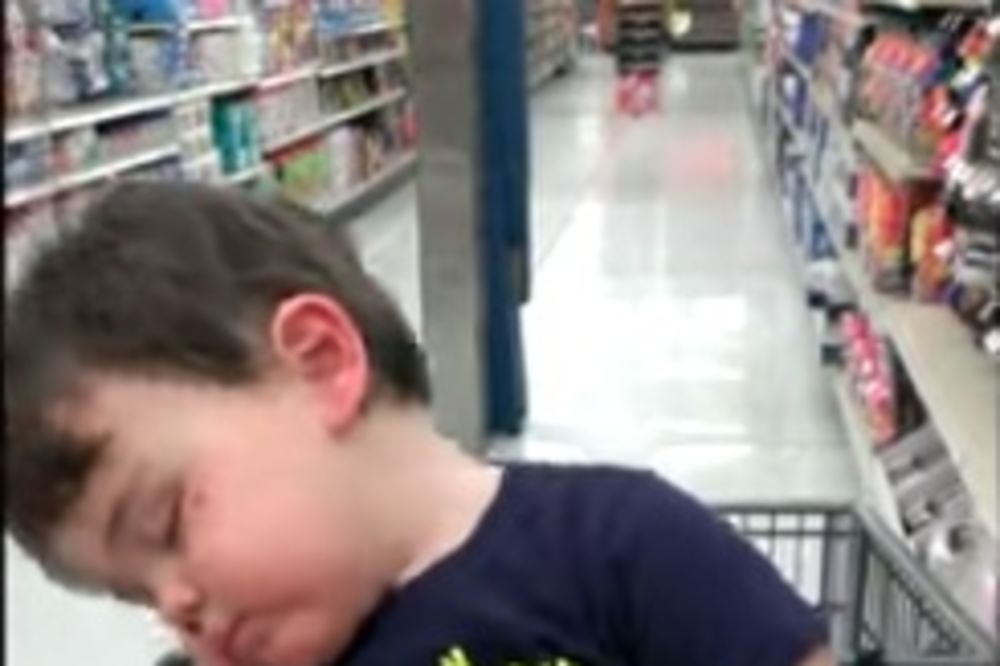 (VIDEO) SLATKE MUKE: Mališan se trudi da ne zaspi, ali kad glava neće da sluša!