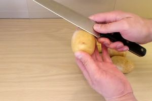 (VIDEO) Smislio je fenomenalan način za ljuštenje krompira, rešiće vas muka