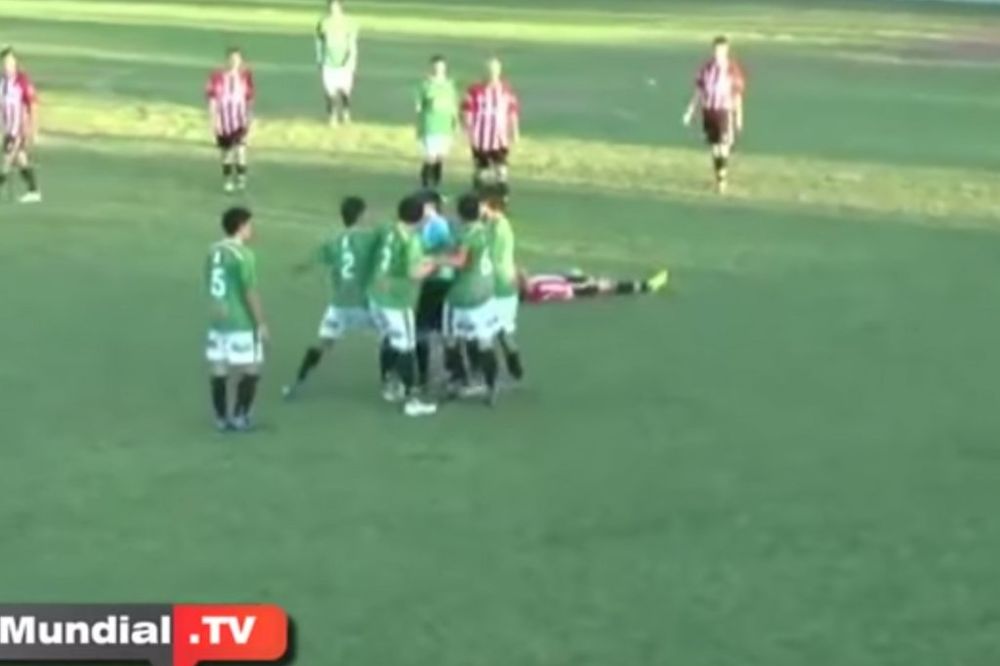 (VIDEO) NASILNIK: Brat fudbalera Fiorentine nokautirao sudiju