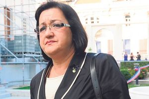 KUĆA GORI, A AJFON SE ŠETA: Ministarka Snežana i šef njenog kabineta nose telefone od 1.200 evra!