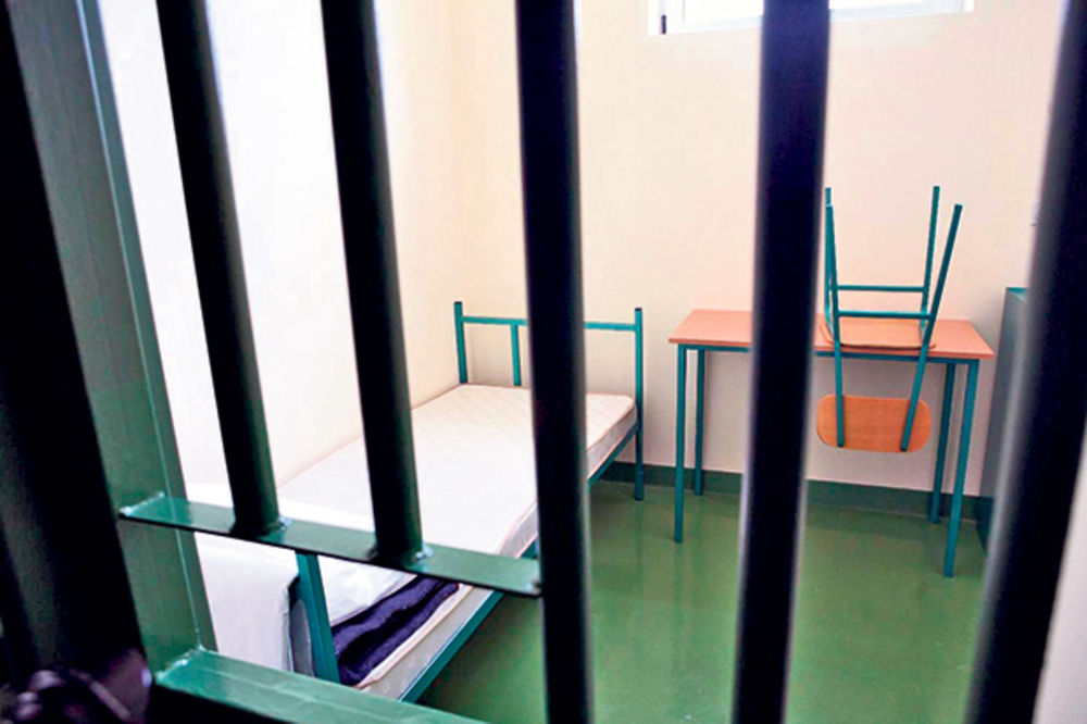 DOSTAVLJALA MOBILNI ZATVORENIKU: Uhapšena radnica zatvora u Smederevu