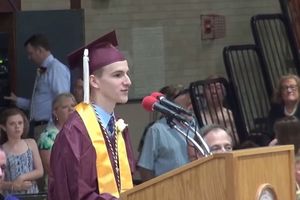 (VIDEO) Održao je govor na kraju godine, a onda je uradio nešto što je šokiralo roditelje!