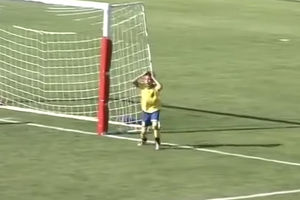 (VIDEO) I TO JE FUDBAL: Promašio prazan gol, pa pobegao sa terena zbog sramote