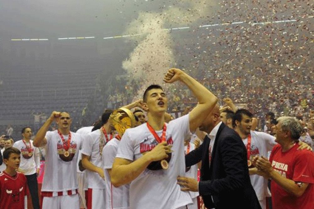 (VIDEO) LUDNICA: Pogledajte kako Luka Mitrović i Nikola Kalinić vode navijanje Delija