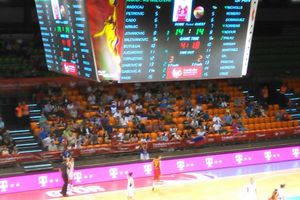 PODRŠKA: Stotinak navijača bodri srpske košarkašice u duelu sa moćnom Španijom