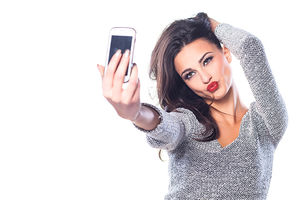 Mladi objavljuju selfije da postanu slavni!