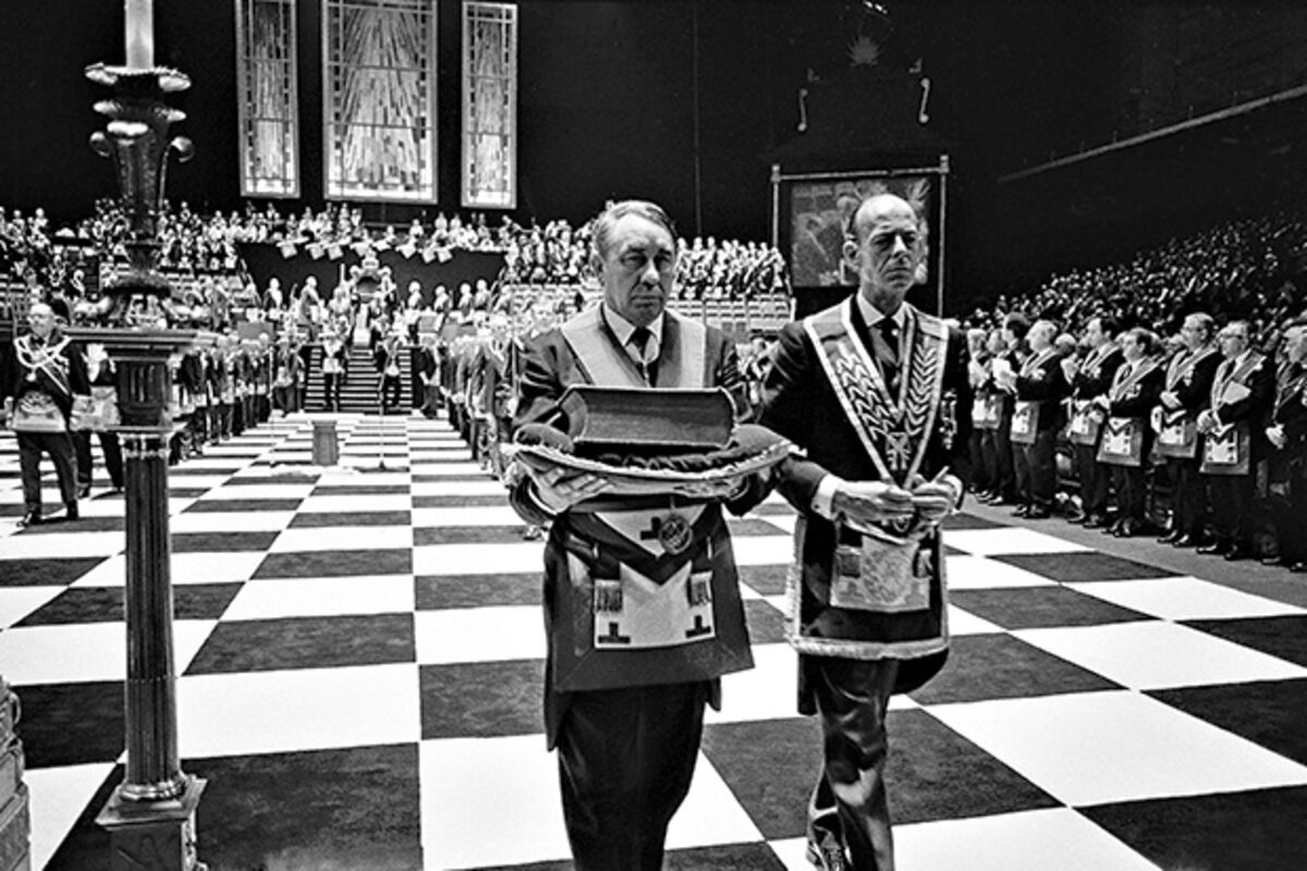 Игра масоны. Уилмхерст масонское посвящение. Шахматный пол масоны. Шахматная доска масоны. Масонский пол шахматная доска.