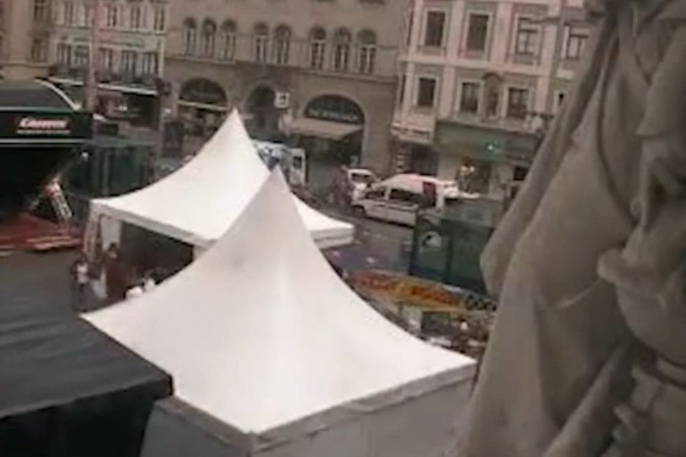 (VIDEO) OVO JE SNIMAK HORORA U GRACU: Kamere zabeležile haos na gradskom trgu!