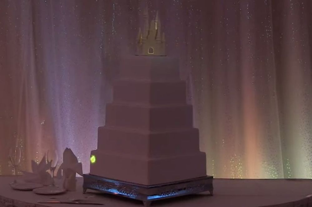 (VIDEO) Izgledala je kao obična svadbena torta, a onda su se svetla ugasila i...