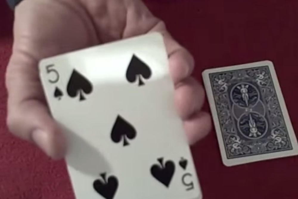 OVAJ VIDEO JE NEMOGUĆE JEDNOM POGLEDATI: Matematički i kartaški trik će vas izbezumiti