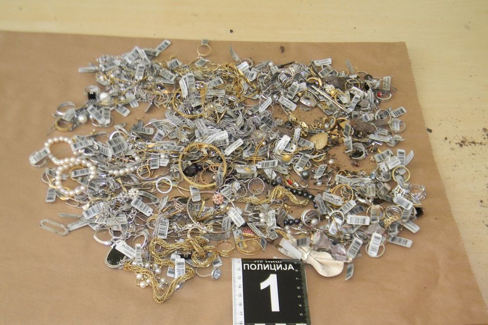 (FOTO) PLJAČKA ZLATARE: Pronađeno zakopano zlato kod Niša vrednosti 16,5 miliona dinara!