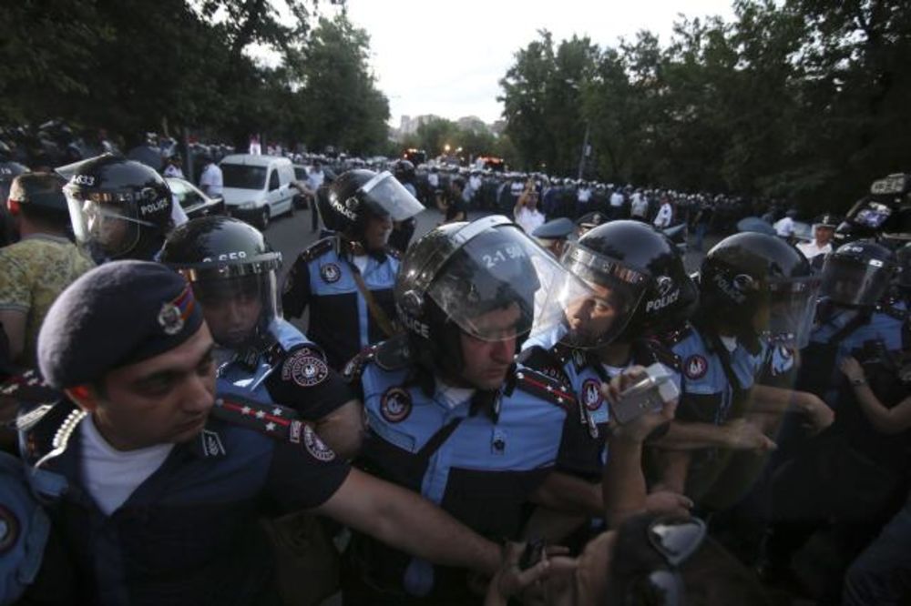 BUNE SE ZBOG POSKUPLJENJA STRUJE: Vodeni top na ulicama Jerevana, 200 uhapšeno