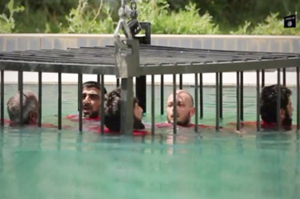 (UZNEMIRAVAJUĆI FOTO I VIDEO) ZVERI ISIL: Zaključali ih u kavez i lagano udavili u bazenu!