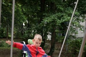 (FOTO) BRAVO DEČKO: Student napravio prvu ljuljašku za decu u invalidskim kolicima!