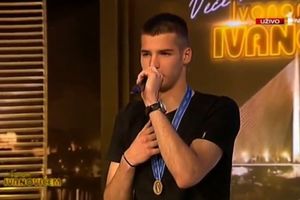 (VIDEO) PRVAK SVETA PEVA KAO SLAVUJ: Kada je srpski fudbaler uzeo mikrafon svi su ostali u čudu