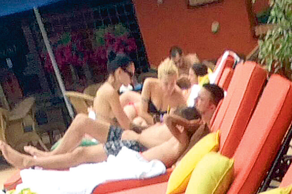(FOTO) PRVE BRAČNE KRITIKE: Relja zabranio Nikoliji da nosi tanga kupaći