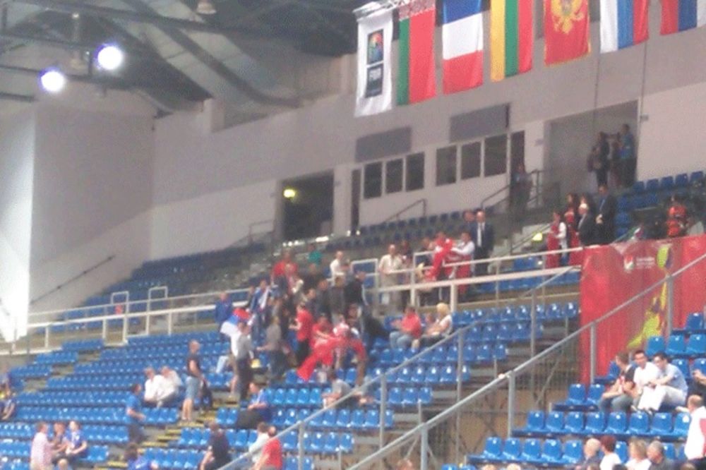 (FOTO) NEČUVENO: Potukli se srpski i turski navijači na utakmici Evrobasketa