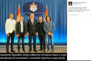(FOTO) MUZIČARI NAS SLAGALI: Nikolić odlikovao Amadeus bend tomovačom!