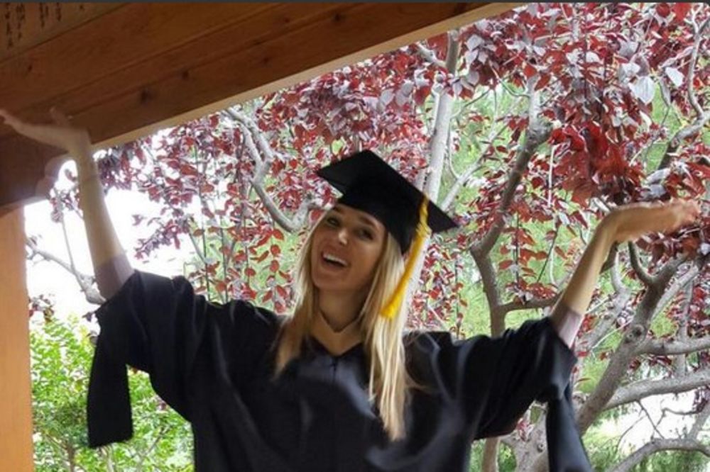 (FOTO) SKINULA SE DA PROSLAVI: Dragana Džajić diplomirala, pa pokazala seksi telo!